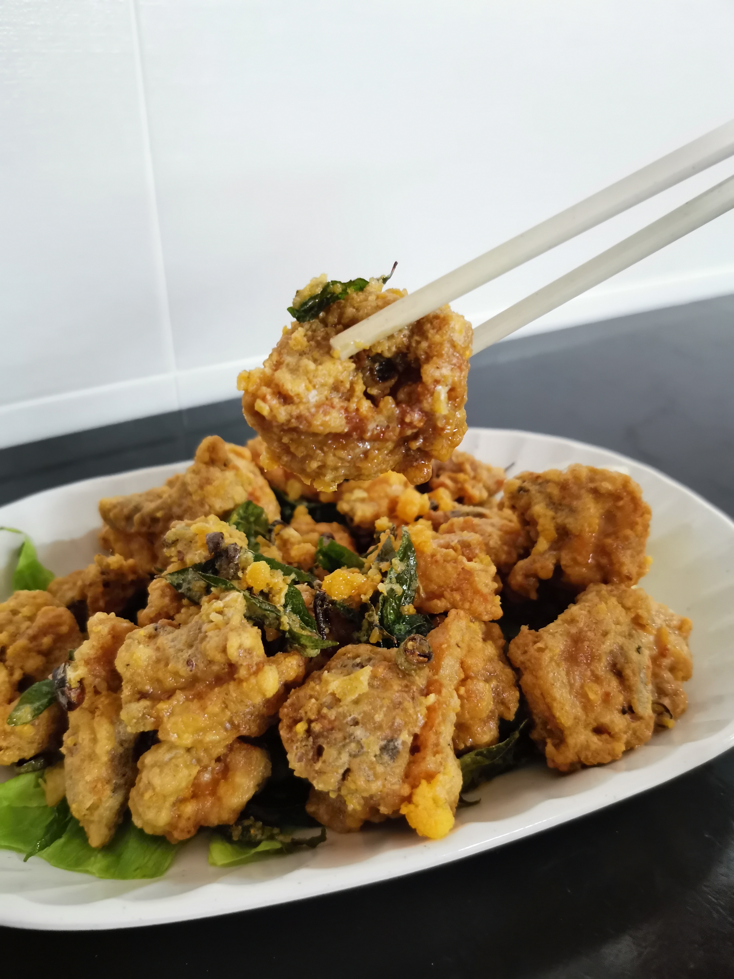 Fried chicken with salted egg sauce